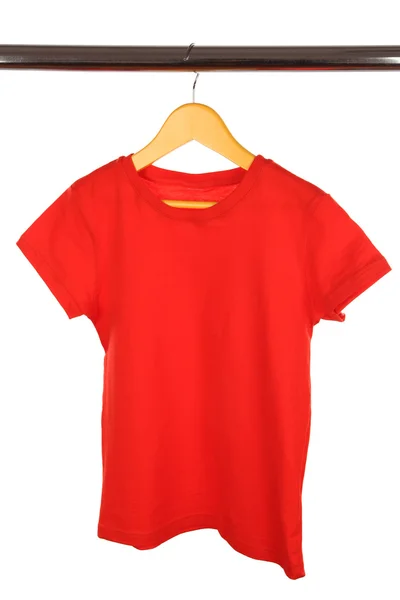 Kleurrijke t-shirt op kleren hanger geïsoleerd op wit — Stockfoto