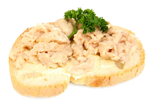 Sabrosos sándwiches con hígado de bacalao, aislados en blanco — Foto de Stock