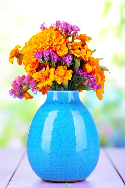 マリーゴールドの花の自然な背景に木製のテーブルの上に花瓶の花束 — ストック写真