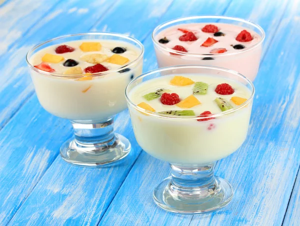 Delizioso yogurt con frutta sul tavolo primo piano Immagine Stock