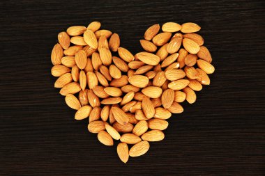 Koyu ahşap zemin üzerine badem