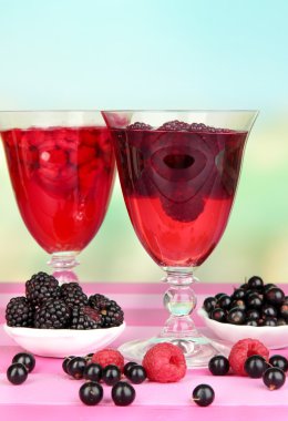 pembe ahşap masa üzerinde taze çilek ile jöle