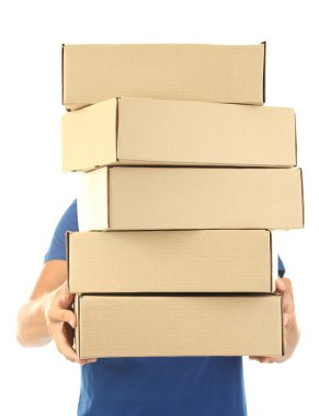 parsel üzerinde beyaz izole, tutan genç teslimatçı