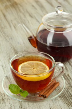Tablo yakın çekim üzerinde limon ile çay