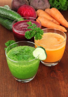 Tablo yakın çekim üzerinde taze sebze suları