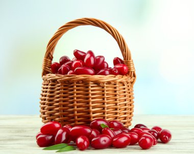 taze cornel meyveleri sepeti ahşap tablo