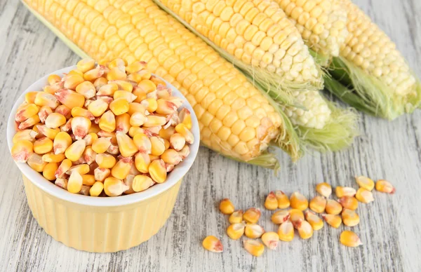 Färsk majs grönsaker på träbord — Stockfoto