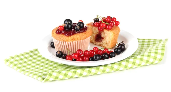 Вкусные кексы с ягодами, изолированные на белом — стоковое фото