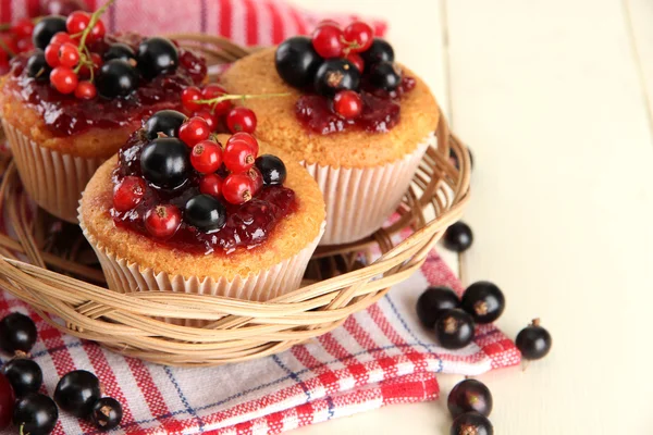 Вкусные кексы с ягодами на белом деревянном столе — стоковое фото