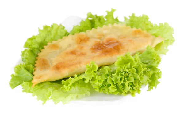 Cheburek saboroso com ervas frescas na placa, close-up — Fotografia de Stock