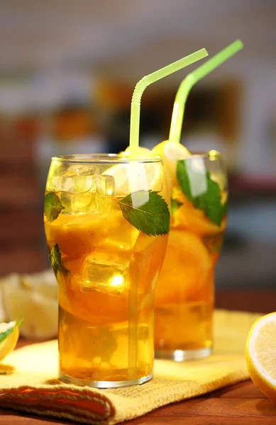 Tè freddo con limone e menta sul tavolo di legno, all'aperto — Foto Stock