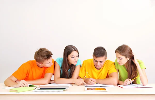 Gruppe junger Studenten sitzt im Zimmer — Stockfoto
