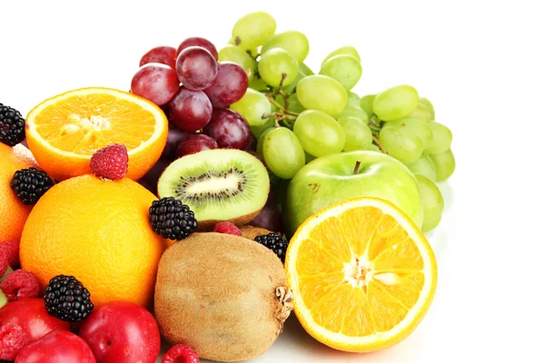 Frutas frescas e bagas isoladas em branco — Fotografia de Stock