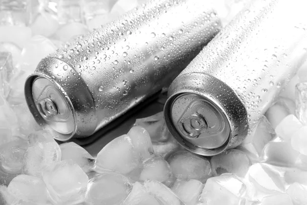 Latas de metal de cerveja com cubos de gelo, de perto — Fotografia de Stock