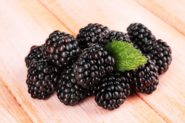 Sweet blackberries on table close-up — Stock Photo, Image