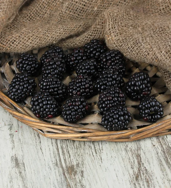 Sweet blackberries on wicker mat on table close-up — Stock Photo, Image