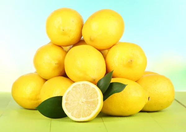 Limoni maturi isolati su bianco — Foto Stock