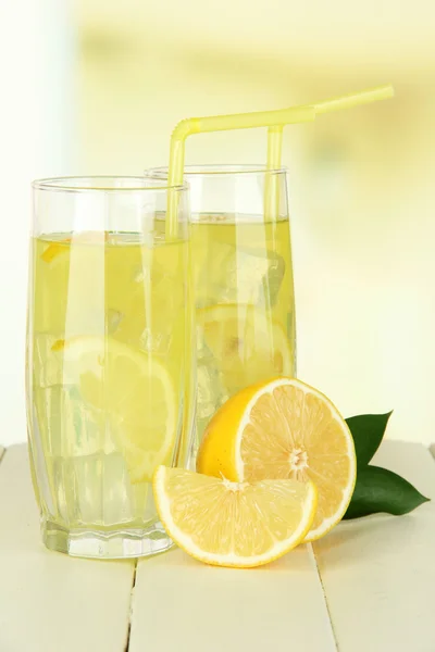 Heerlijke limonade op tafel op lichte achtergrond — Stockfoto