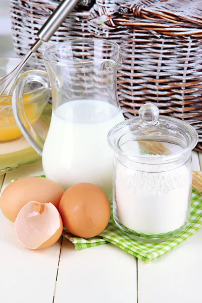 Ingrediënten voor deeg op houten tafel close-up — Stockfoto