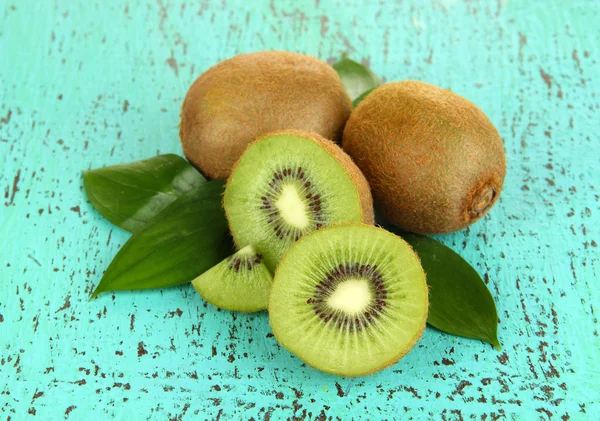 Mogen kiwi på blå träbord närbild — Stockfoto