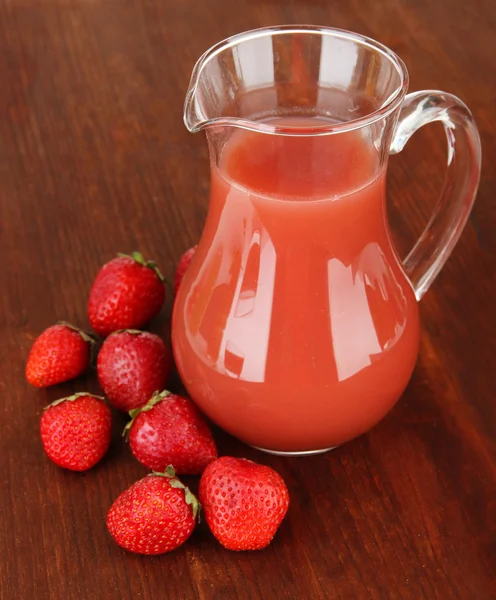 테이블 클로즈업에 맛 있는 딸기 주스 — 스톡 사진