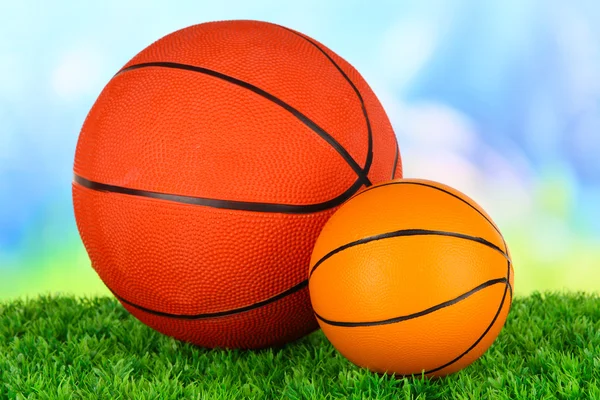 Koszykówka, na zielonej trawie, na jasnym tle — Zdjęcie stockowe