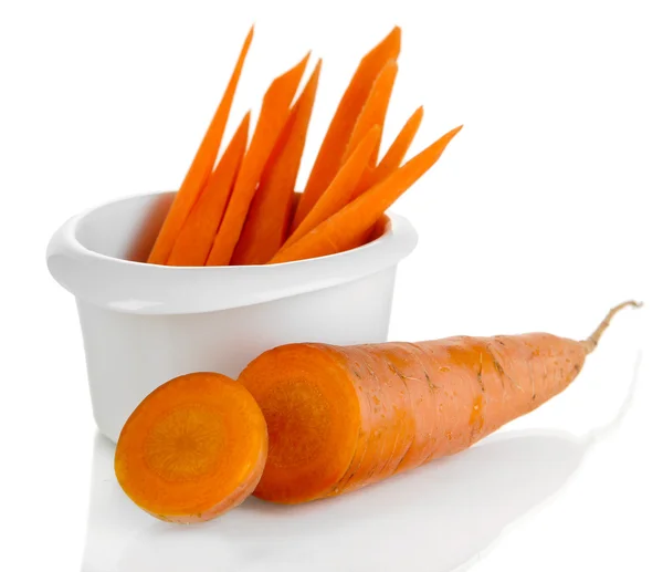 Яркая свежая морковь, нарезанная ломтиками в миске, изолированной на белом — стоковое фото