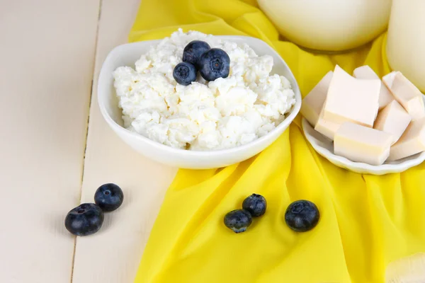 Fresh cottage cheese with blueberry on wooden table close-up — Stock Photo, Image