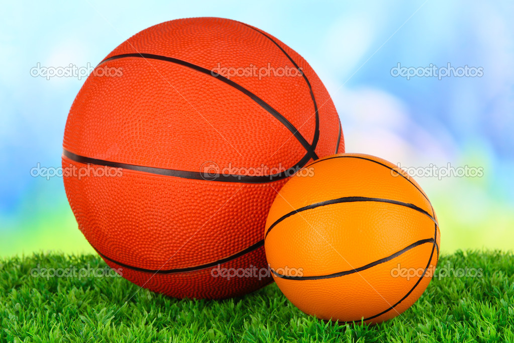 Palloni da basket, su erba verde, su sfondo brillante - Foto Stock: Foto,  Immagini © belchonock 29859879 | Depositphotos