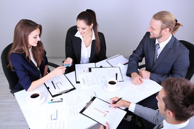 Grup birlikte toplantı olan iş adamları
