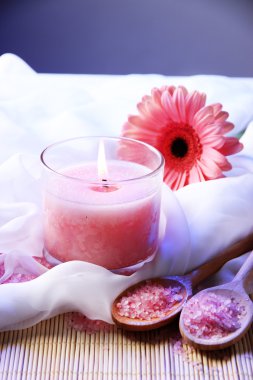 çiçek beyaz kumaş üzerine ile güzel mum yakın çekim