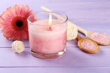 güzel pembe mum ile mor ahşap zemin çiçek