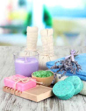 Natürmort Lavanta Mum, sabun, topları, şişe, sabun ve parlak zemin üzerine ahşap masa üzerinde taze lavanta Masaj