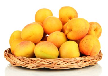 verse natuurlijke abrikoos in rieten mand geïsoleerd op wit
