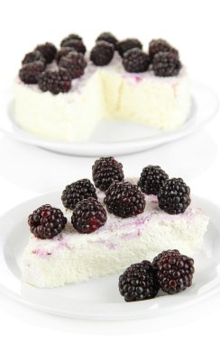 Cheesecake beyaz tabak portre üzerinde taze çilek ile