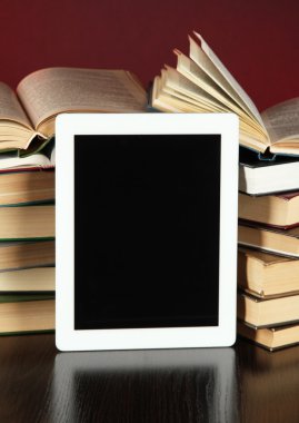 Tablet ve parlak zemin üzerine kitaplar