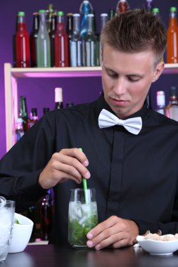 yakışıklı barmen kokteyl bar, hazırlama portresi