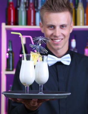 kokteyl bar, pina colada ile yakışıklı barmen portresi