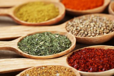 tahta kaşıklar, baharat çeşitleri yakın çekim