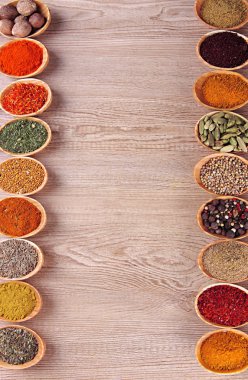 tahta kaşıklar ahşap zemin üzerine baharat çeşitleri