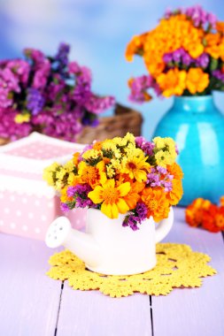 sulama olabilir doğal zemin üzerine ahşap masa üzerinde marigold çiçek buketi