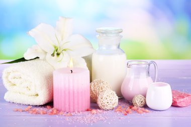 doğal zemin üzerine ahşap masa üzerinde lily ile güzel bir spa ayarı