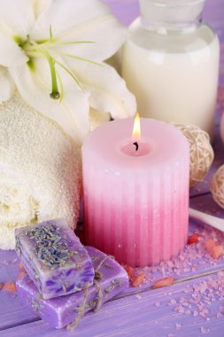 ahşap masa yakın çekim yapma lily ile güzel bir spa ayarı