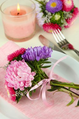 çiçek şenlikli yemek masası ayarı