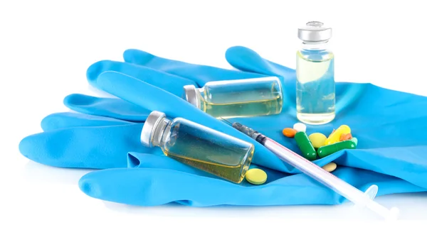 Luvas de frascos médicos e seringa isoladas em branco — Fotografia de Stock