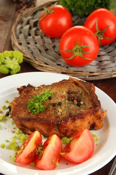 Piece of fried meat on plate on wooden table close-up — Stock Photo, Image