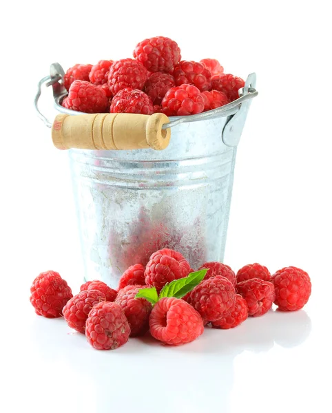 成熟的甜树莓在桶，孤立在白色 — 图库照片