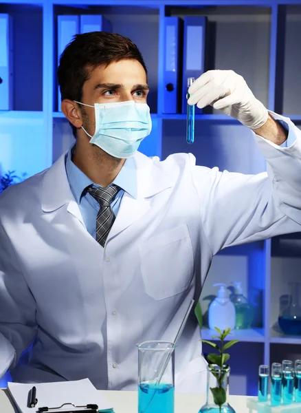 Joven científico de laboratorio trabajando en laboratorio —  Fotos de Stock