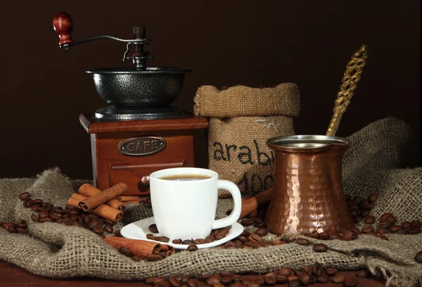Turek a šálek kávy na tmavém pozadí — Stock fotografie
