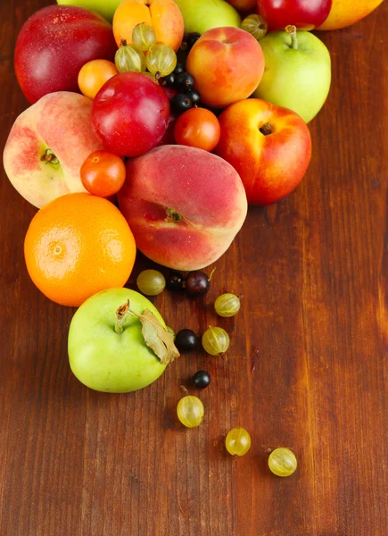 Sortimento de frutas suculentas, em fundo de madeira — Fotografia de Stock
